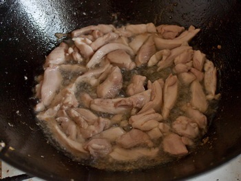 Keverjük sütés csirke gombával és paprikával, hogyan kell főzni - egy bevált recept lépésről lépésre