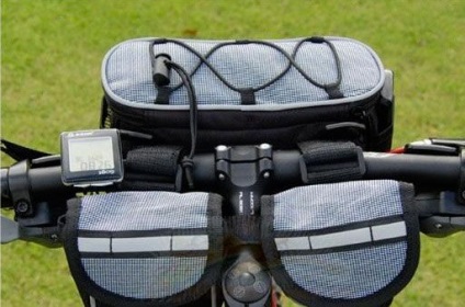 Bag kerékpár (a kormányon, keret), velosumka a törzsön (zsák) Bag egy kerékpár (a kormánykerék keret), a törzsön velosumka