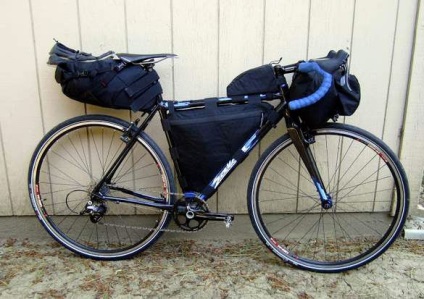 Bag kerékpár (a kormányon, keret), velosumka a törzsön (zsák) Bag egy kerékpár (a kormánykerék keret), a törzsön velosumka