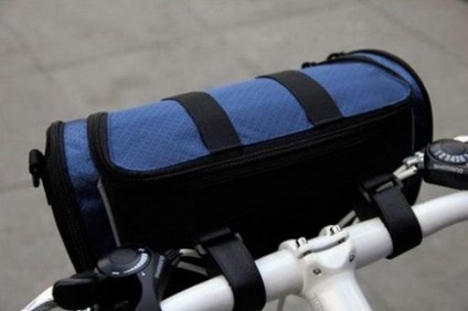 Bag kerékpár (a kormányon, keret), velosumka a törzsön (zsák) Bag egy kerékpár (a kormánykerék keret), a törzsön velosumka
