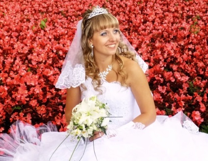 Menyasszonyi frizura a tiara és fátyol a bumm, fotó, videó