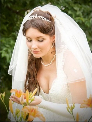 Menyasszonyi frizura a tiara haj különböző hosszúságú