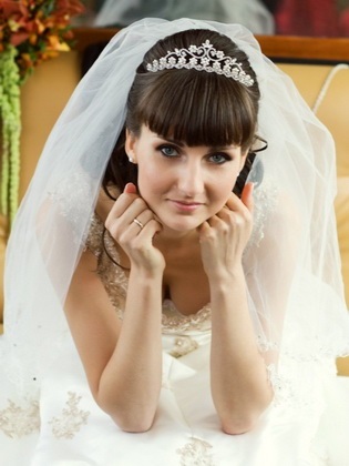 Menyasszonyi frizura a tiara haj különböző hosszúságú