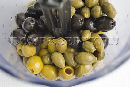 Tapenade olajbogyó, olívabogyó, kapribogyó és szardella - a recept egy fotó