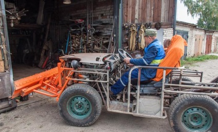 Traktor gyűjtött nyugdíjas saját kezével - egy fotó és videó kiegészítők