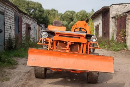 Traktor gyűjtött nyugdíjas saját kezével - egy fotó és videó kiegészítők