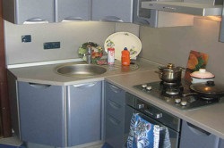 Sarok mosogató a konyhában kezével a fő munkafázisokat