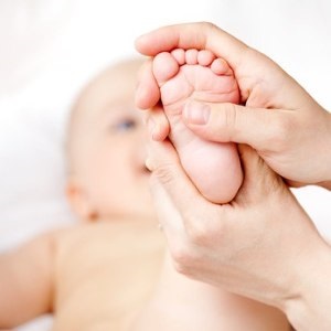 Egy gyermek 5 hónappal rázza a fogantyút