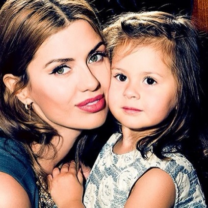 Viktoria Bonya megjelent új kép Angelina lánya, Laetitia, egy lány öltözött anya