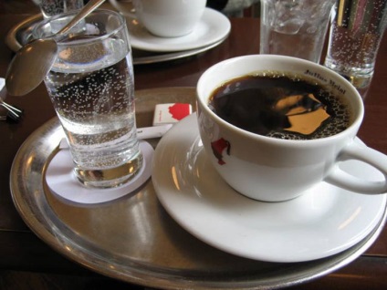 Miért táplálják a kávéscsésze hideg víz