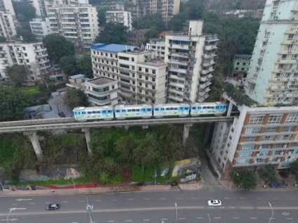Vasúti Chongqing, amely áthatol a ház (5 fotók, videók)