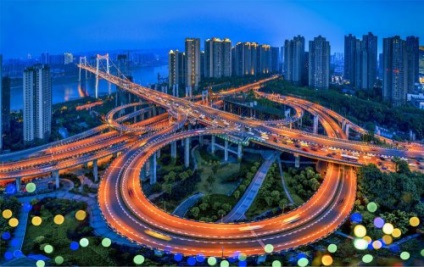 Vasúti Chongqing, amely áthatol a ház (5 fotók, videók)