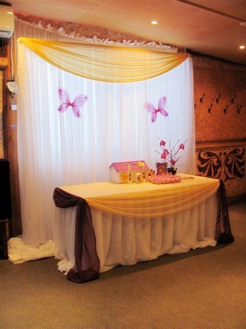 Sárga és lila esküvő - dolgozó újoncok - Közösségi textil festő és virágárusok