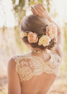 Friss virágok a haj a menyasszony, esküvő a szigeteken