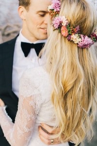 Friss virágok a haj a menyasszony, esküvő a szigeteken