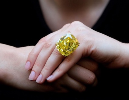 Arany gyűrű kő (102 kép), elegáns női modellek egy nagy fekete vagy holdkő