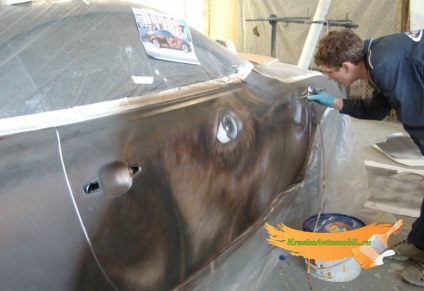 Airbrushing kezével az autó (levegő ecset meg a kezét) Airbrushing a kezüket egy autó