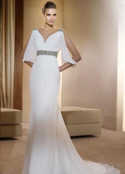 Fehér ruha a padlón a görög stílusban este bál és alkalmi