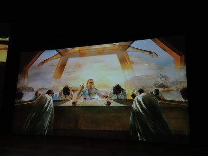 Dali - élő vászon, könnyű talpon (multimédiás kiállítás adta élő festmény) Dali - élő vászon, világos a lábán