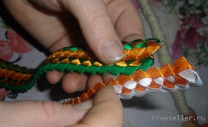 Készíts egy kígyó ki szatén szalagokkal - házi gyerekeknek