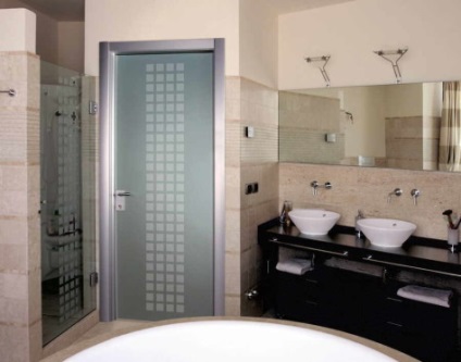 Az ajtók a fürdőszoba és WC fotó (ajtók) Az ajtó a fürdőszoba és WC-vel fotó