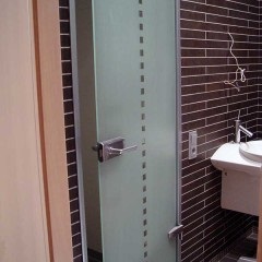 Az ajtók a fürdőszoba és WC fotó (WC) Az ajtó a fürdőszoba és WC-vel fotó