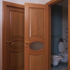 Az ajtók a fürdőszoba és WC fotó (ajtók) Az ajtó a fürdőszoba és WC-vel fotó