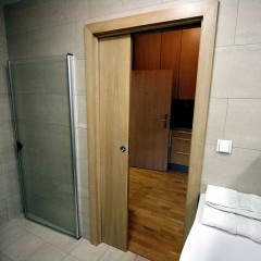 Az ajtók a fürdőszoba és WC fotó (fürdőszoba) Az ajtó a fürdőszoba és WC-vel fotó