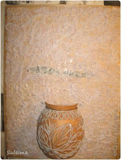 A látványos falfestmény váza virággal