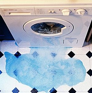 Ha a mosógép a mosási ciklus alatt elkezdett folyni az alján, meg kell próbálnunk, hogy gyorsan megtalálják az okát