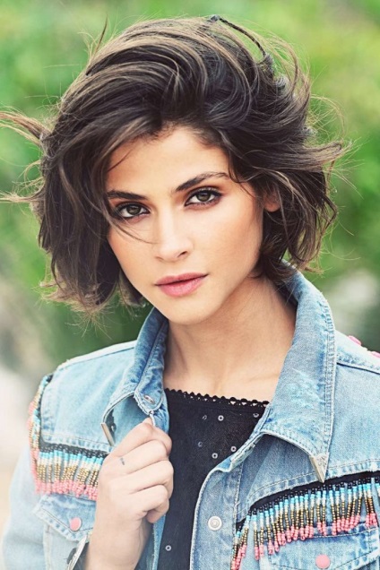 Francia hajvágás néz finom, nem erőfeszítés nélkül (haircut) Francia hajvágás néz finom, nem erőfeszítés nélkül
