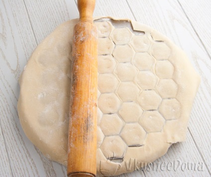 Hogyan készítsünk gombócokat segítségével Pelmennica bruttó (gombóc recept lépésről lépésre képekkel együtt Pelmennica) Hogyan készítsünk gombócokat segítségével bruttó Pelmennica