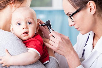 Honnan tudod, hogy a csecsemők fülfájás - tünetek és hogyan kell tesztelni, és tanulni