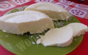 Főzni otthoni Adygei sajt egy egyszerű recept
