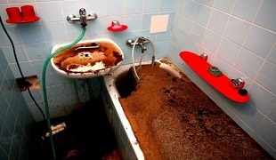Hogyan tisztítsa meg a csatornába a fürdőszobában