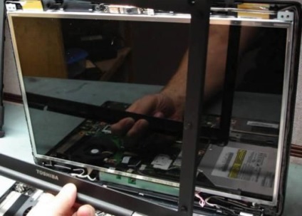 Eltávolítása a laptop képernyőjén (laptop Mauger Dachi) Eltávolítása a laptop képernyőjén