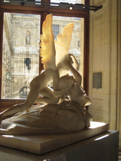 Amint meglátogattam a fő múzeum a világon - a Louvre (a háttérben a Venus de Milo) Amint meglátogattam a fő múzeum a világon - a Louvre