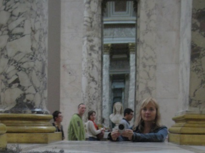Amint meglátogattam a fő múzeum a világon - a Louvre (a háttérben a Venus de Milo) Amint meglátogattam a fő múzeum a világon - a Louvre