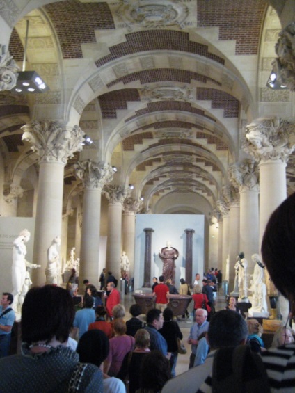 Amint meglátogattam a fő múzeum a világon - a Louvre (a háttérben a Venus de Milo) Amint meglátogattam a fő múzeum a világon - a Louvre
