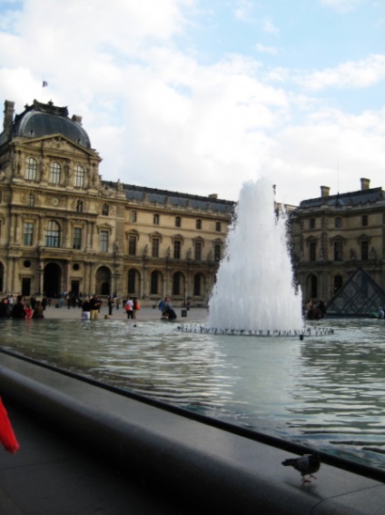 Amint meglátogattam a fő múzeum a világon - a Louvre (a háttérben a Venus de Milo) Amint meglátogattam a fő múzeum a világon - a Louvre