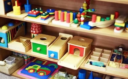 Anyagok Montessori játékok saját kezűleg, az előnyök, a foglalkoztatás