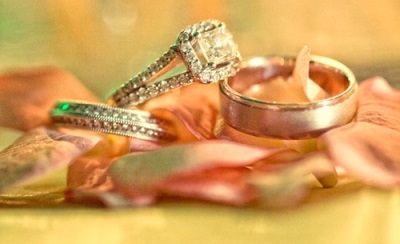 Mely kéz és az ujjak viselnek jegygyűrűt (és az esküvő után egyaránt)