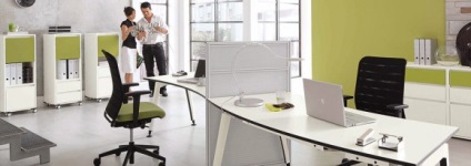 Alacsony költségű irodabútor egy kis irodában a környezet