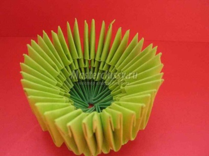 Origami béka (hosszúkás oldalán az elülső oldal) origami béka