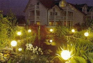 Kerti világítás és télen szokásos szabályok kiválasztása és elhelyezése a lámpatestek