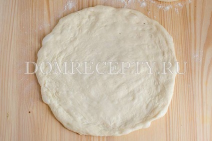 Pizza Margarita inkrementális klasszikus recept egy fotó (keveréke olasz fűszernövények) Pizza Margarita inkrementális klasszikus recept egy fotó