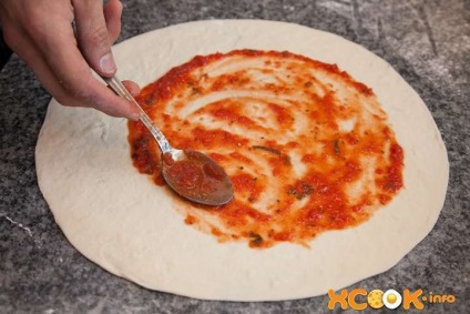 Pizza Margherita - recept fotókkal, hogyan kell főzni otthon lépésről lépésre