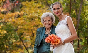 Esküvői meghívó etikett azt mondja, hogy a nagymama és a szerző szövegei versben