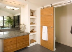 A csúszó ajtó a fürdőszobában előnyeiről hátrányairól különböző minták