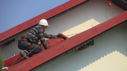 Javítása a tető egy családi ház árát munka